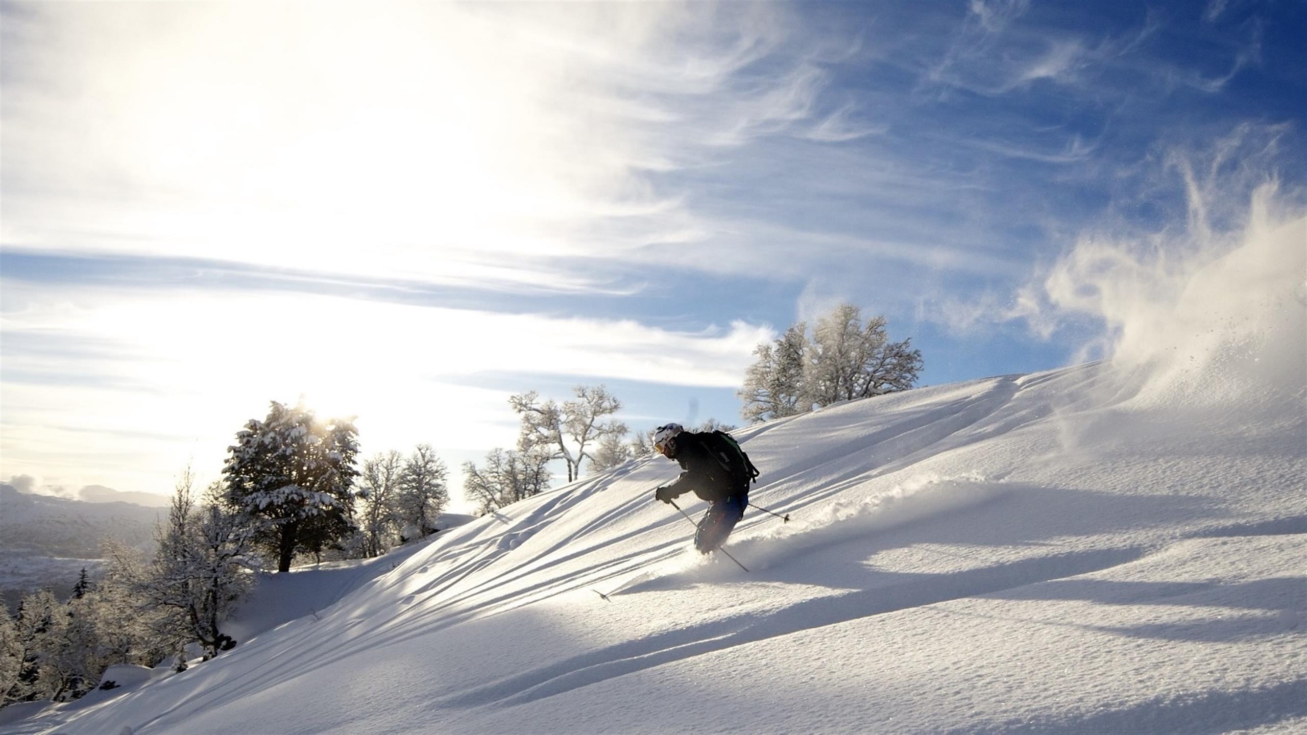 Mann på ski.