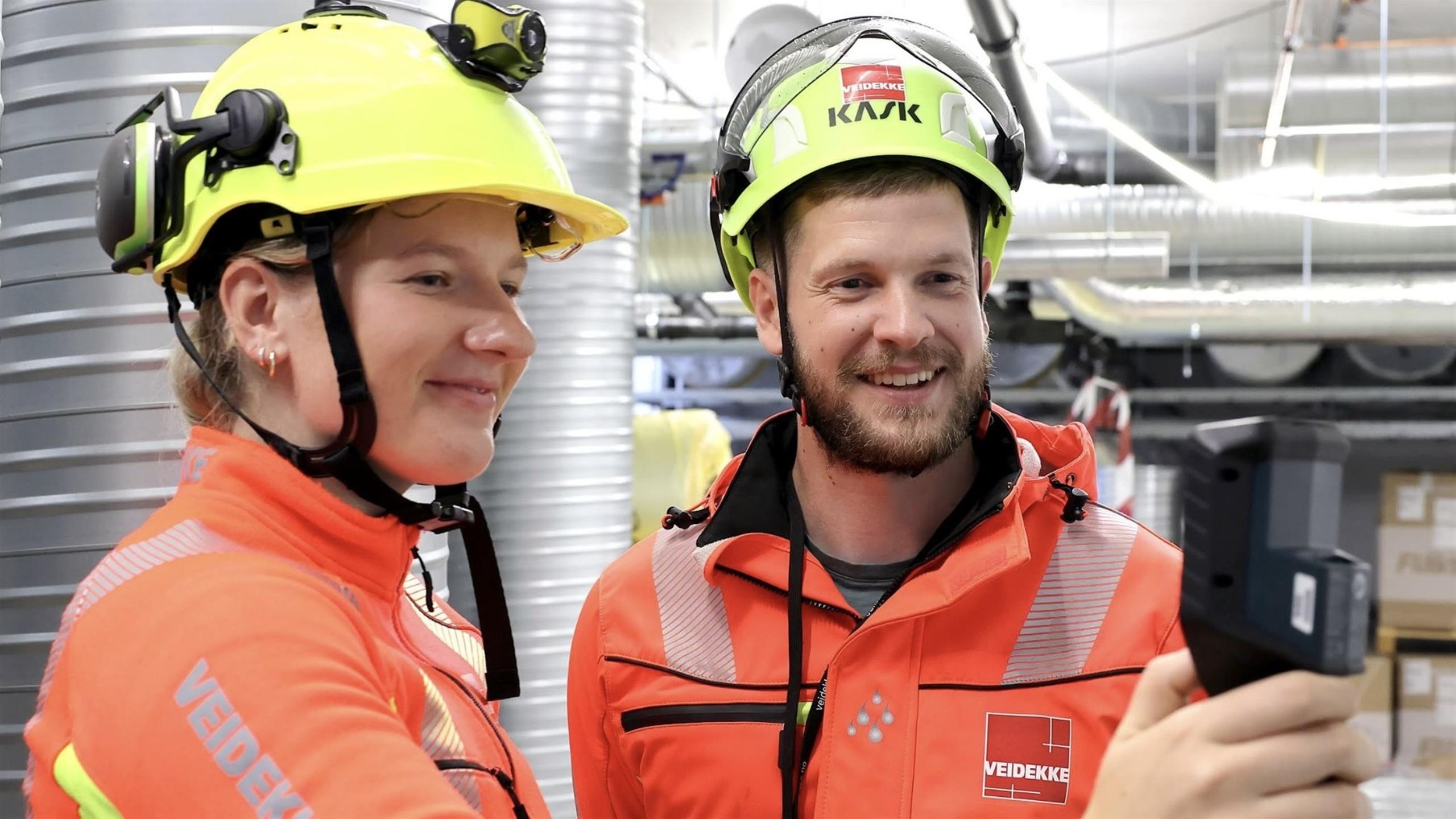 To arbeidstakere på en byggeplass.