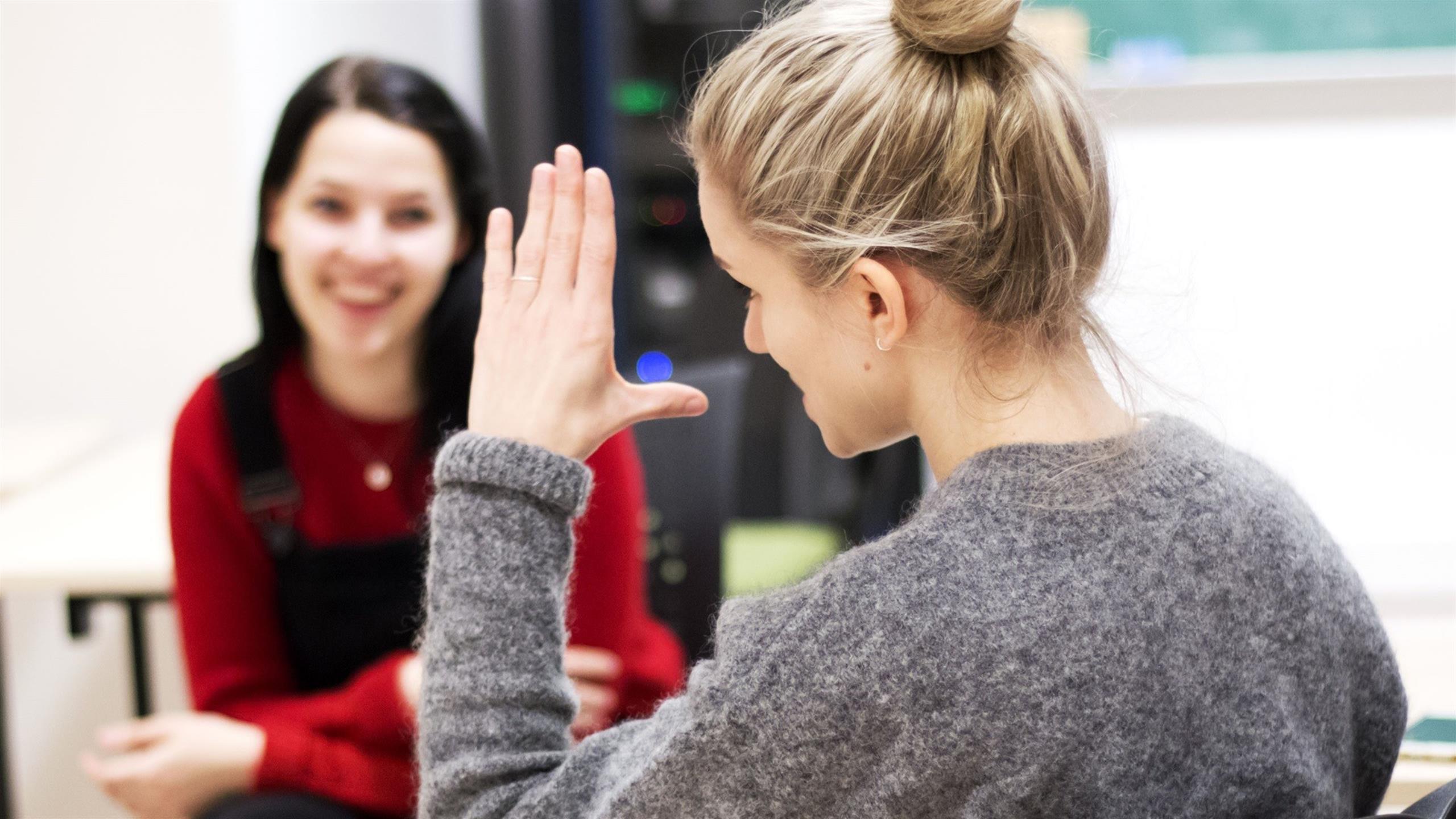 Studenter som kommuniserer på tegnspråk