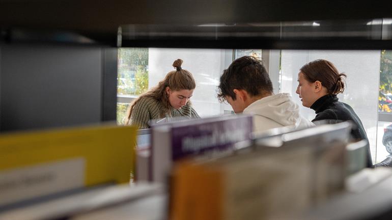 Studenter på campus