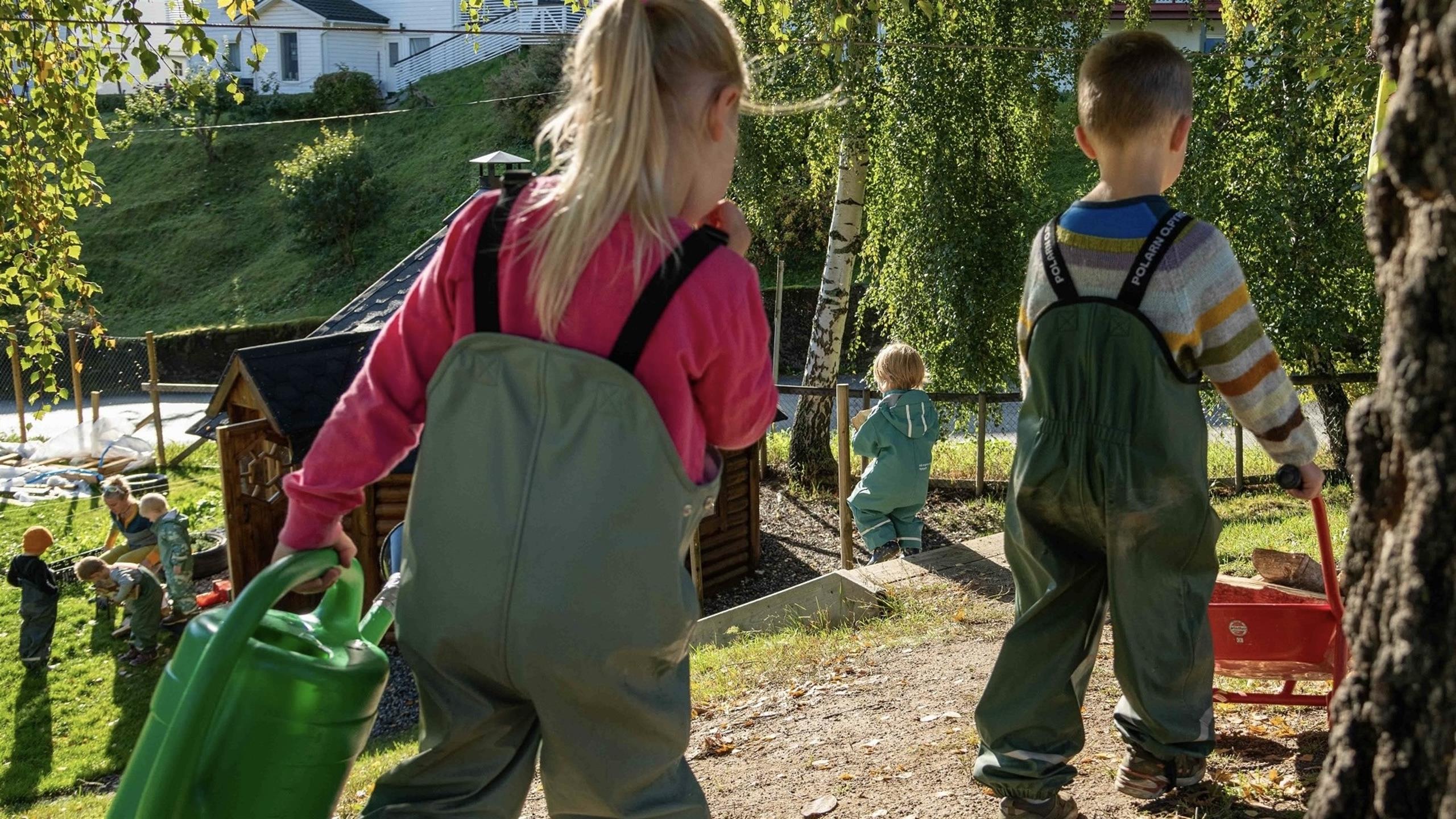 Barnehageborn som leikar ute