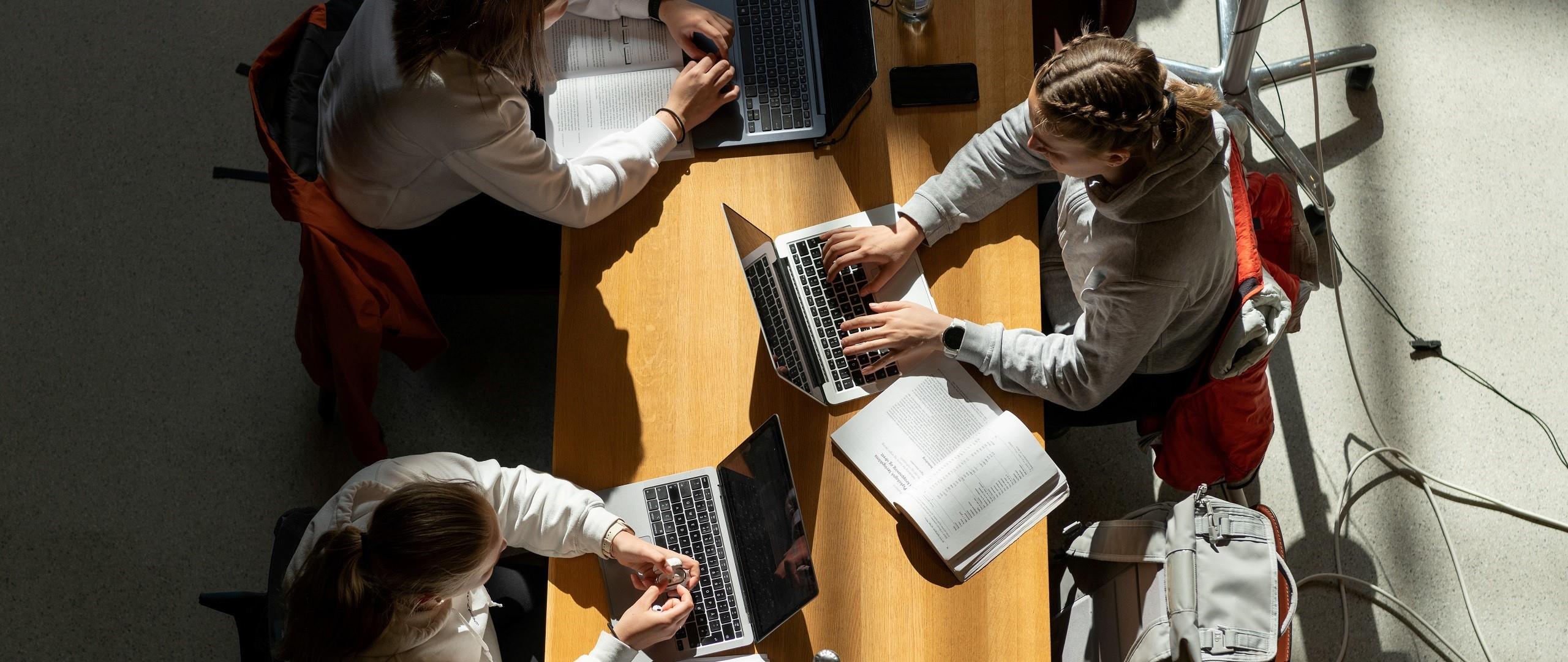 Studentar som sit og jobbar