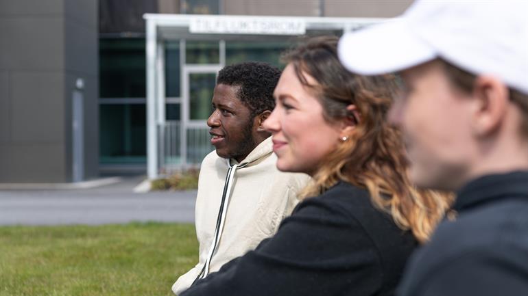 Studenter på campus