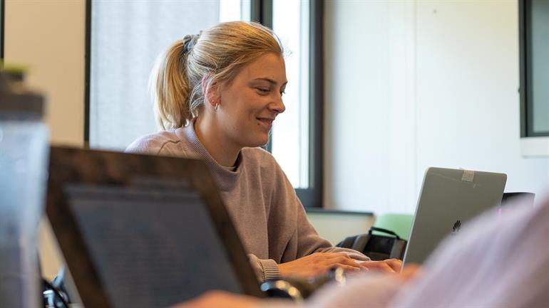 Student som jobber på pc