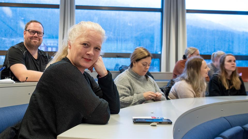 Vaksne studentar på forelesning.