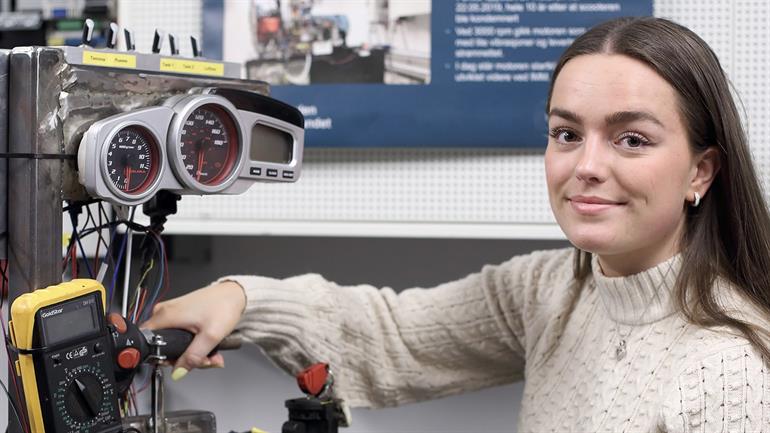 Kvinnelig student frå studiet maskiningeniør.