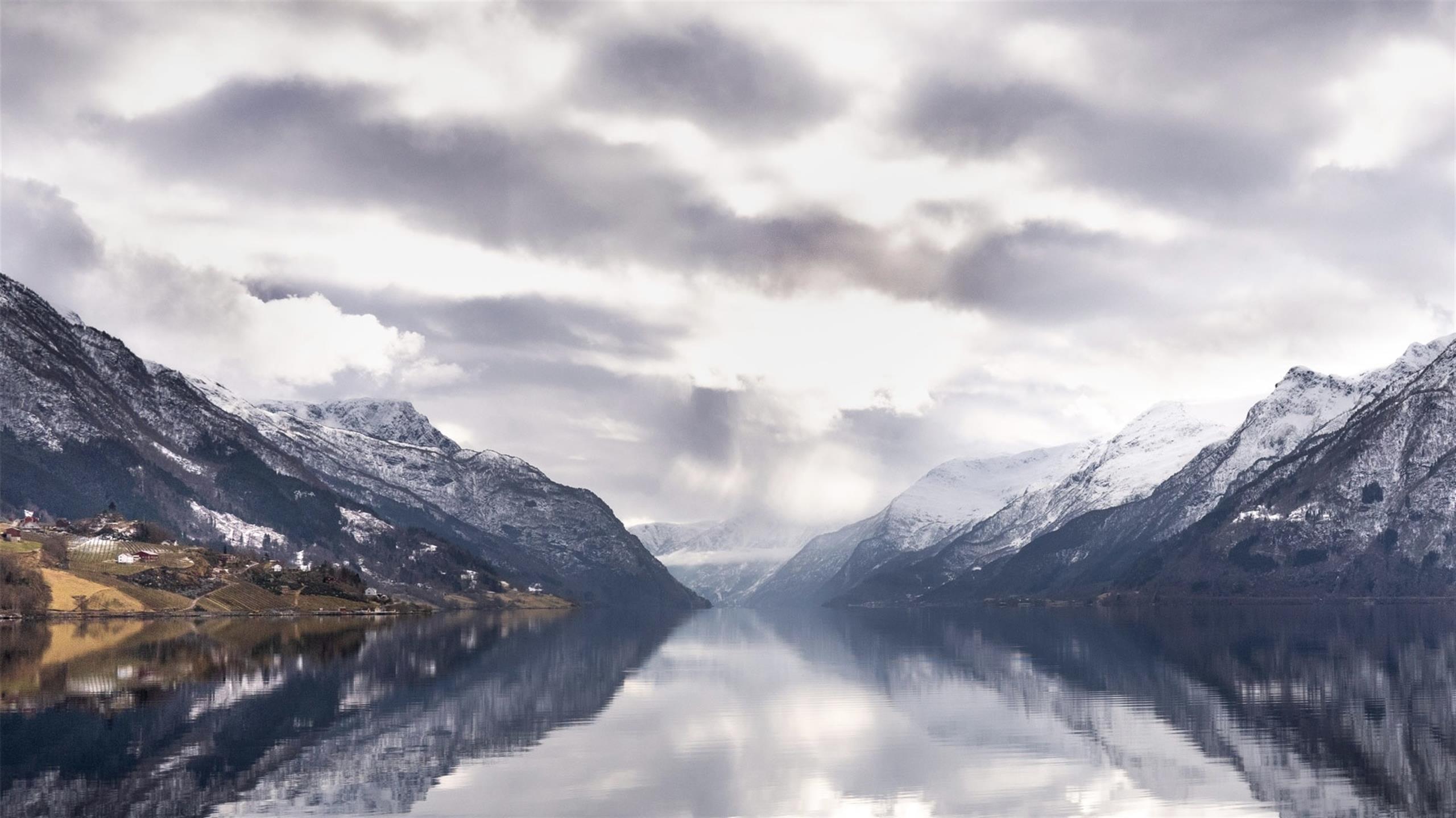 Landskap med fjell og fjord.