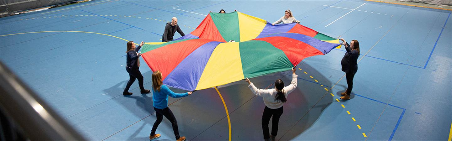 Vernepleiestudentar i idrettshall med ballaktivitet.